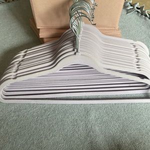 Pack of 18 lilac velvet hangers.